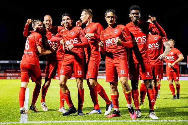 足球作为深 足球作为深