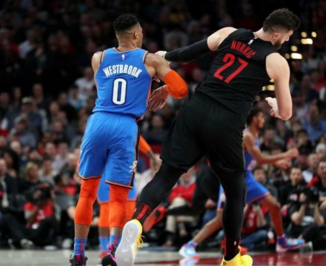 他在传球时 他在传球时